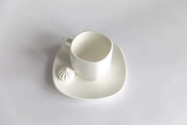 在孤立的白色背景上的茶托上的空白杯 — 图库照片