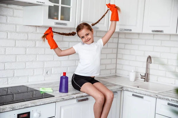 Uma Miúda Engraçada Cozinha Prostitutas Para Crianças — Fotografia de Stock