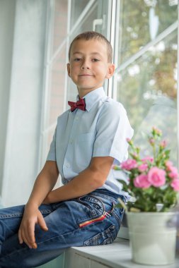 8-10 yaşlarında mutsuz bir çocuk.