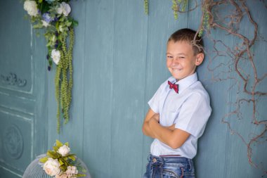 Erkek öğrenci 8-10 yıl boyunca güler.