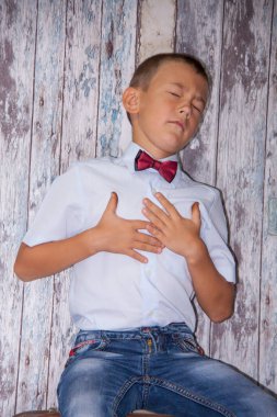 Güzel bir çocuğun portresi, yüreğine yapışmış.