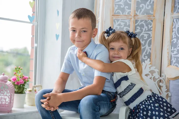 Dos Hermanos Caucásicos Hermano Hermana Posando Chica Niño Una Sesión — Foto de Stock