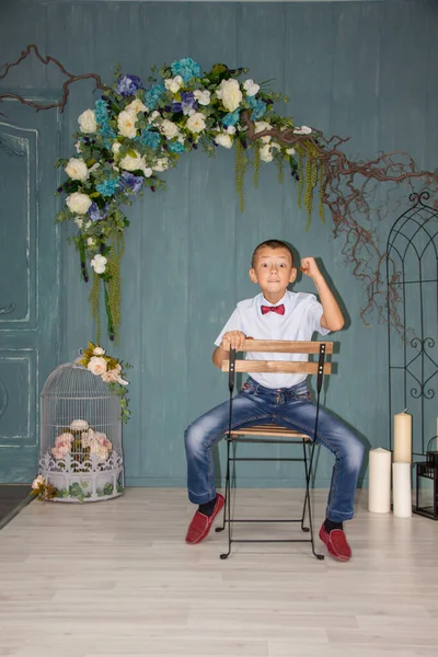 Niño Escolar Ríe Durante Años — Foto de Stock