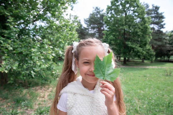 Söt Liten Barn Naturen Håller Ett Löv Över Ögat — Stockfoto