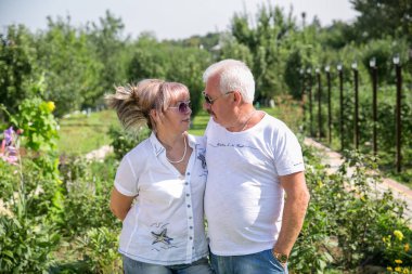 Yazın açık havada orta yaşlı bir çift.