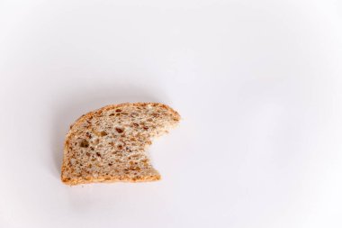 Beyaz arka planda gevrekleri olan işe yarar bir parça ekmek.