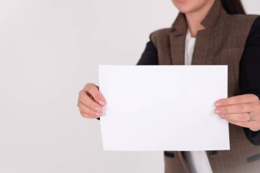 Gri arkaplanda izole edilmiş boş kağıt parçalarını göster