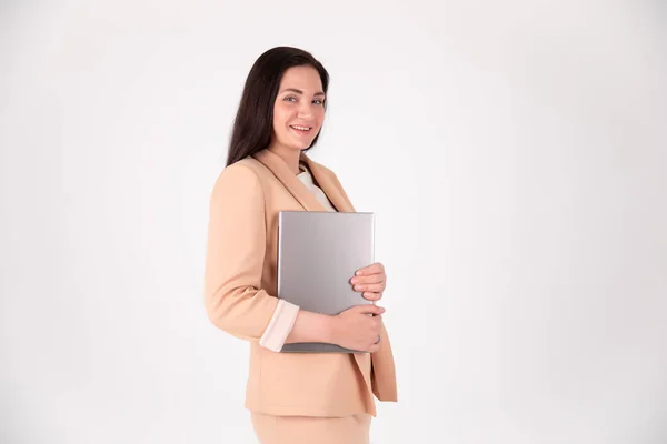 有复制空间的灰色背景的成功女商人 主任穿着紧身衣和手提电脑 — 图库照片