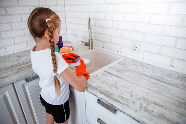 Chica Camiseta Blanca Lava Los Platos Cocina Tareas Para Niños —  Fotos de Stock