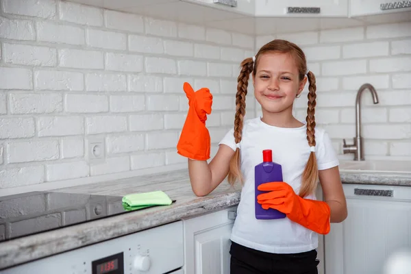 Städning Liten Flicka Rengör Kök Spis Vackert Kök — Stockfoto