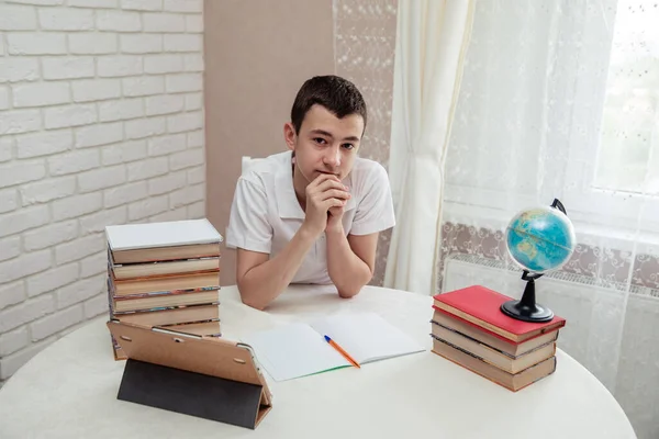 Garçon Écolier Adolescent Fait Ses Devoirs Manuels Cahiers Sur Table — Photo