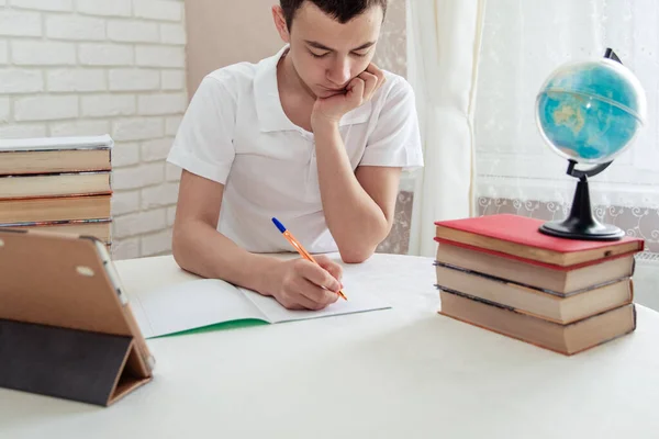Genç Odasındaki Masada Ödev Yapıyor Evde Öğretmenlik — Stok fotoğraf