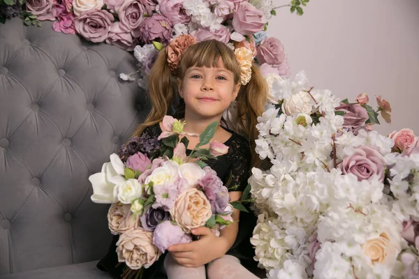 Liten Flicka Håller Ett Gäng Färgglada Blommor Händerna Mot Bakgrund — Stockfoto