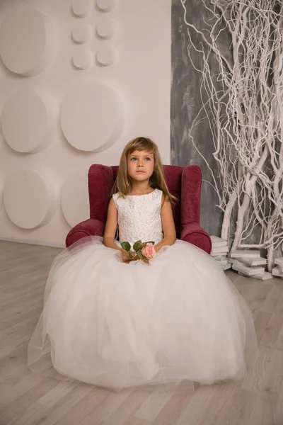 Portret Van Schattig Lachend Meisje Prinsessenjurk Een Prachtig Magisch Interieur — Stockfoto