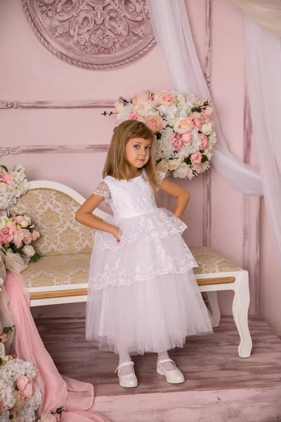 Niña Vestido Princesa Con Pelo Largo Sobre Fondo Flores — Foto de Stock