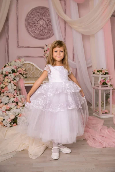 Κοριτσάκι Φόρεμα Πριγκίπισσα Μακριά Μαλλιά Στο Φόντο Λουλούδι — Φωτογραφία Αρχείου