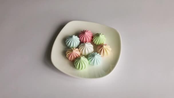 Meringues sur soucoupe sur fond blanc isolé. — Video