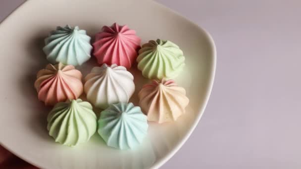 Meringues sur soucoupe sur fond blanc isolé. — Video