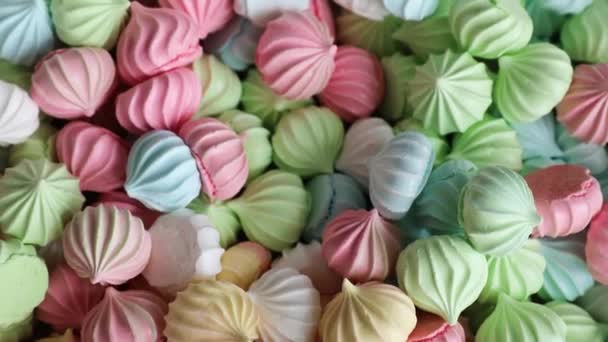 Sluiten van een partij meringues. achtergrond en textuur, veel marshmallows. Een grote meringues snoep. achtergrond — Stockvideo