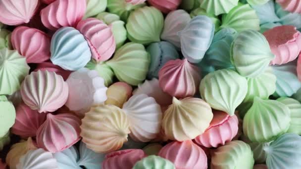 Gros plan d'un lot de meringues. fond et texture, beaucoup de guimauves. Une grande quantité de meringues bonbons. contexte — Video