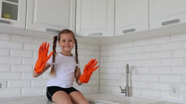 Niña en la cocina sonríe y ríe . — Vídeos de Stock