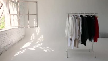 Askıda kıyafet seçimi. Şık elbiseli gardırop rafı