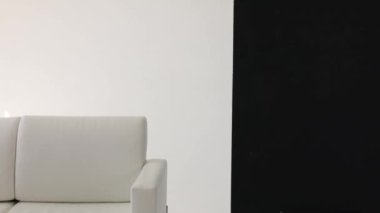 Moda beyaz fotoğraf stüdyosunda büyük beyaz kanepe