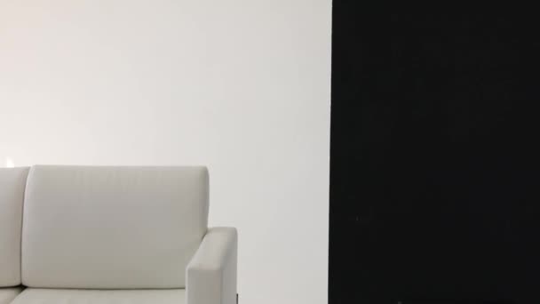 Moda beyaz fotoğraf stüdyosunda büyük beyaz kanepe — Stok video