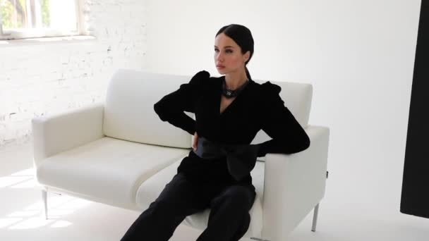 Piękna Modelka Studiu Fotograficznym Mody Seksowna Modelka Czarnym Garniturze Pozuje — Wideo stockowe
