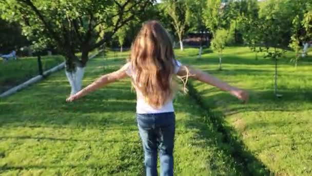 Una Bambina Corre Attraverso Giardino Verde Vista Dal Retro Infanzia — Video Stock