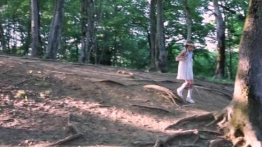 Yaz ormanı. Küçük kız ormanda yürüyor.