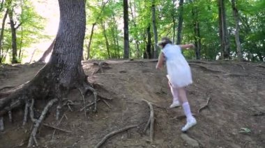 Yaz ormanı. Küçük kız ormanda yürüyor.