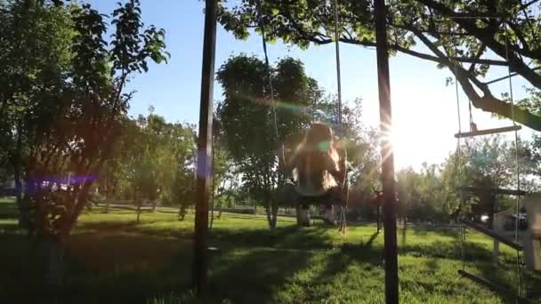 Uzun Saçlı Tatlı Bir Kız Bahçedeki Bir Ağaca Bağlı Salıncakta — Stok video