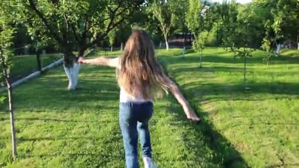 Ein Kleines Mädchen Läuft Durch Einen Grünen Garten Blick Von — Stockvideo