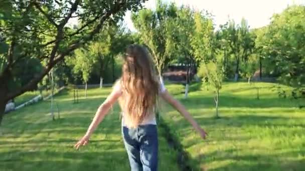 Flicka Som Springer Genom Gräset Trädgården Glad Leende Flicka Ett — Stockvideo