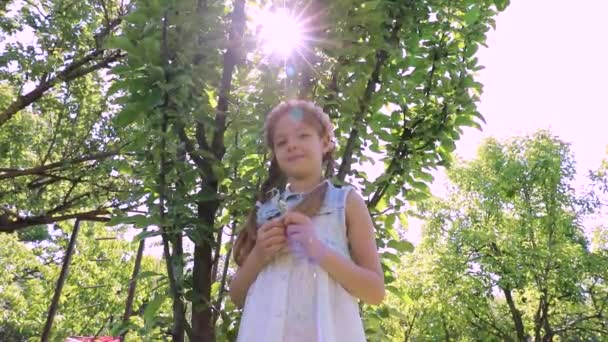 Krásná Dívka Letní Zahradě Dětské Prázdniny Roztomilá Holčička Zelené Zahradě — Stock video
