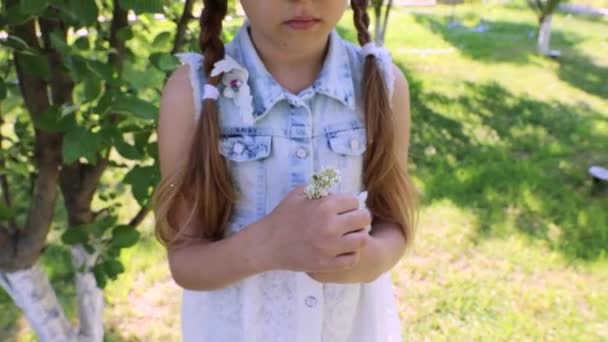 Fiore Nelle Mani Bambino Bambina Dolce Con Capelli Lunghi Fiore — Video Stock