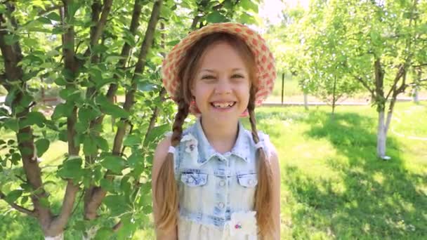 Niña Linda Vestida Con Vestido Sombrero Ríe Jardín Verano Verde — Vídeo de stock