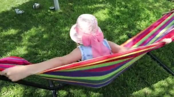 Nastolatka Leżąca Kolorowym Hamaku Rekreacyjnym Mała Dziewczynka Leżąca Hamaku — Wideo stockowe
