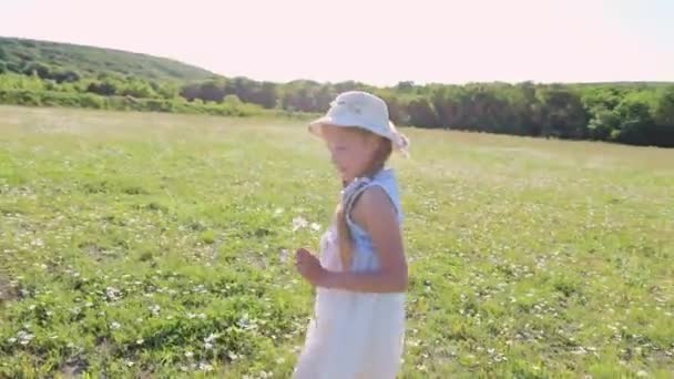 Entzückendes Mädchen Das Auf Der Wiese Läuft Nettes Kleines Mädchen — Stockvideo