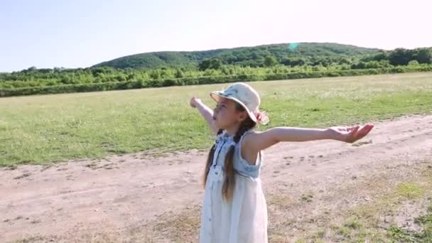 Маленькая Милая Девочка Платье Открытыми Руками Смотрящая Небо Насладиться Летом — стоковое видео