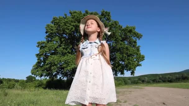 Glückliches Fröhliches Kleines Mädchen Das Neben Einem Zaun Steht Ein — Stockvideo