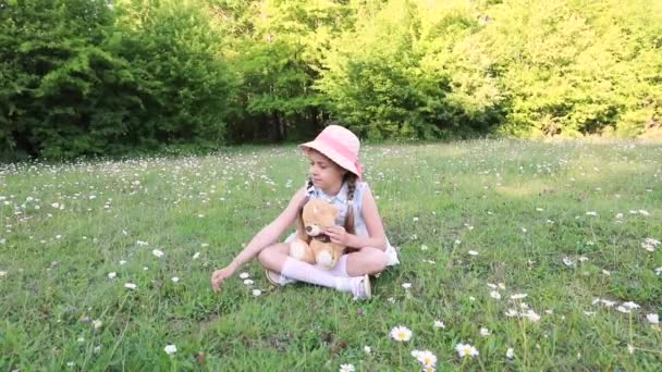 Una Niña Hermosa Vestido Recoge Ramo Margaritas Niños Flores Silvestres — Vídeos de Stock