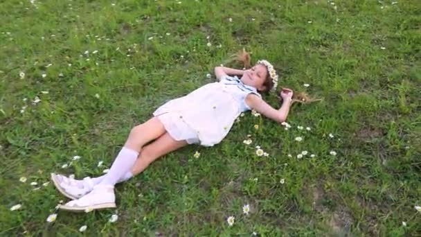Ein Süßes Kleines Mädchen Das Auf Grünem Gras Liegt Kamillen — Stockvideo