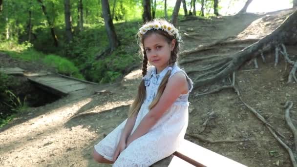 Portrait Une Jolie Petite Fille Dans Parc Verdoyant Forêt Jardin — Video