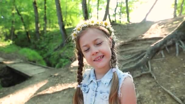 Portrait Une Jolie Petite Fille Dans Parc Verdoyant Forêt Jardin — Video