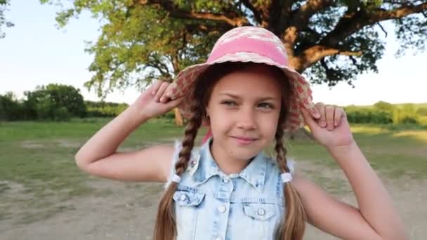 サマーパーク 帽子をかぶったかわいい女の子 森の公園の子供の肖像画です — ストック動画