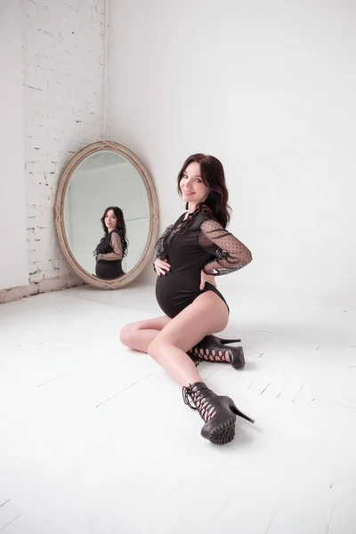 Foto Van Aantrekkelijke Zwangere Vrouw Zwart Lichaam Bij Spiegel Witte — Stockfoto