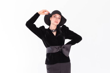 Beyaz arka planda siyah şapkalı genç kız model esmer. Boşluğu kopyala