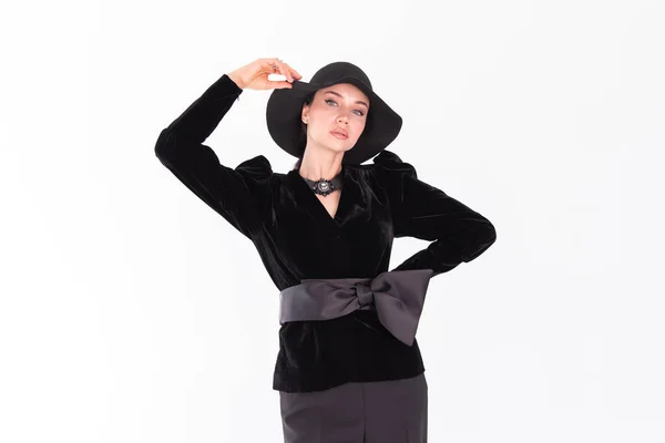 Giovane Ragazza Modello Femminile Bruna Cappello Nero Sfondo Bianco Copia — Foto Stock